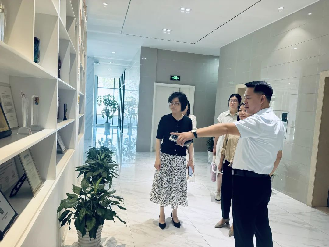 新聞 | 吳涇鎮(zhèn)黨委領(lǐng)導蒞臨寶開，夏送清涼，慰問一線